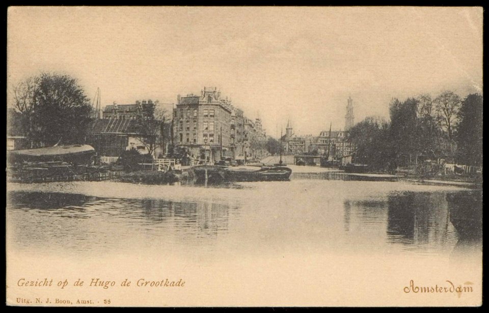 Hugo de Grootkade voor de bouw van de brug in de Frederik Hendrikstraat met op de achtergrond de achterzijde van de Marnixstraat en de Westertoren