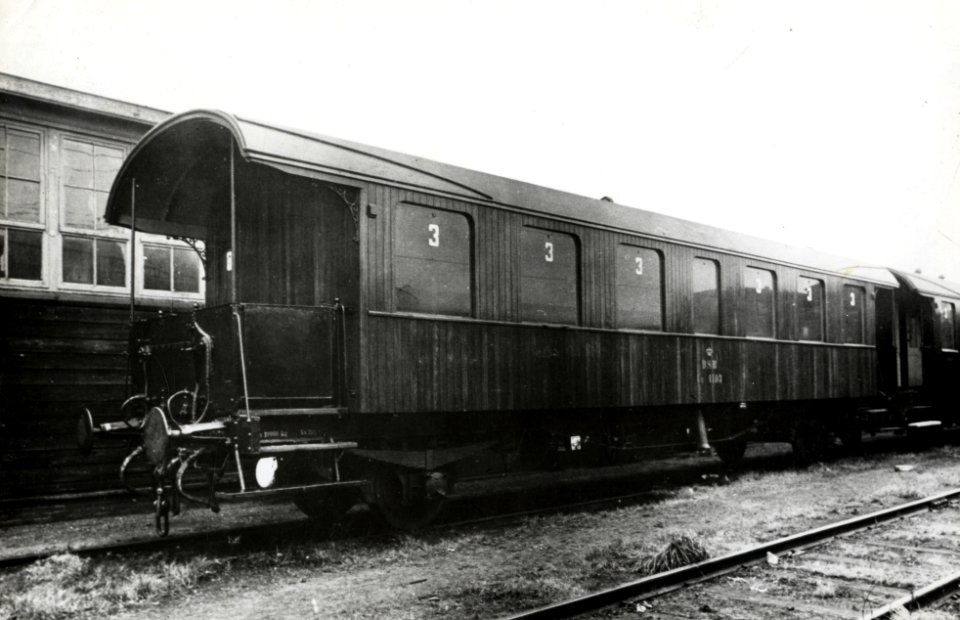 HUA-169823-Afbeelding van het houten rijtuig van de Deense spoorwegen DSB nr C 4103 tijdelijk gehuurd door de NS van november 1946 tot maart 1947