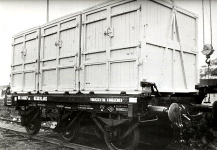 HUA-169974-Afbeelding van de autolaadkisten NS 501 NS 502 en NS 503 op de laadkistenwagen NS 94007 serie 94001 94012 type MK te Amersfoort