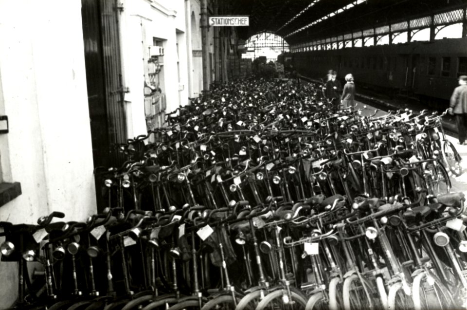HUA-171193-Afbeelding van voor verzending gereedstaande fietsen op het perron van het N.S.-station Den Haag S.S. te Den Haag
