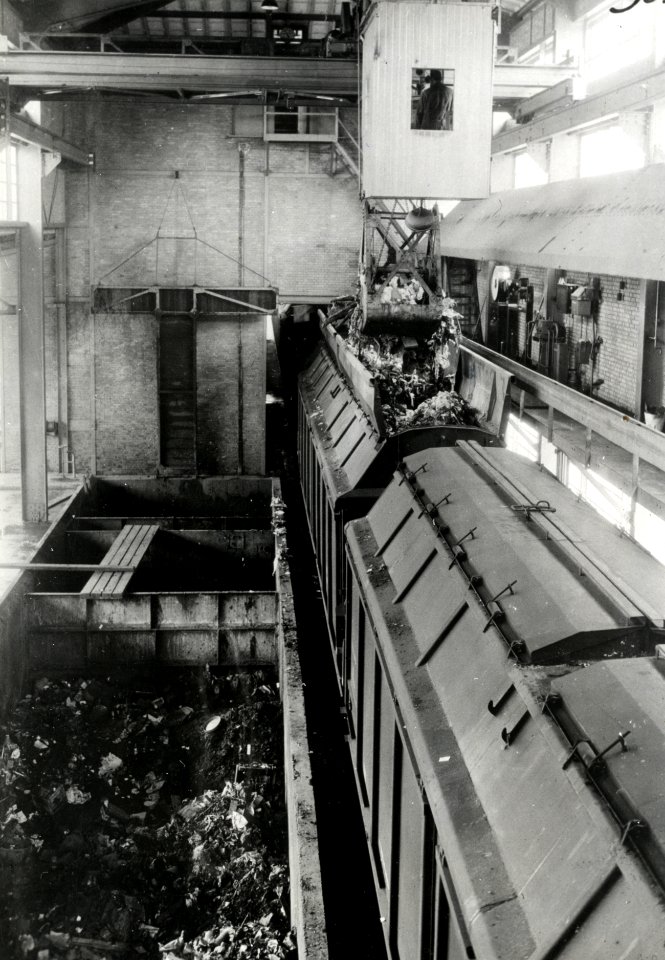 HUA-171234-Afbeelding van de laadbunker voor het beladen van wagens met huisvuil van de VAM (Vuil Afvoer Maatschappij) te Den Haag