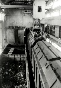 HUA-171234-Afbeelding van de laadbunker voor het beladen van wagens met huisvuil van de VAM (Vuil Afvoer Maatschappij) te Den Haag