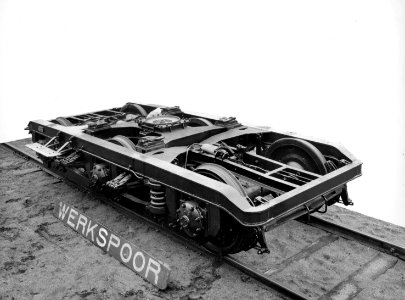 HUA-172066-Afbeelding van een drie-assig loopdraaistel, bestemd voor de diesel-electrische treinstellen DE 5 (serie 51-68) van de N.S., bij Werkspoor te Zuilen