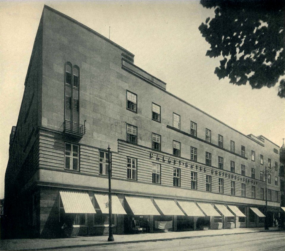 Hugo Schmölz (geb. 21. Januar 1879 in Sonthofen; gest. 27. April 1938 in Köln), Düsseldorf, Breidenbacher Hof, Gesamtansicht am Hindenburg-Wall