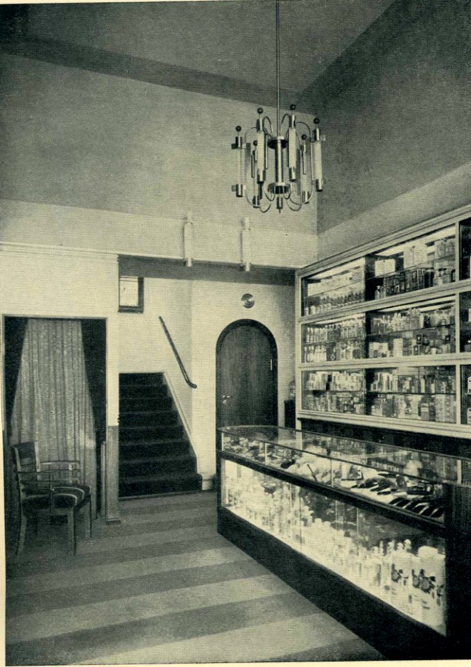 Hugo Schmölz (geb. 21. Januar 1879 in Sonthofen; gest. 27. April 1938 in Köln), Düsseldorf, Breidenbacher Hof, im Laden des Friseurs mit dem Aufgang zu den Salons