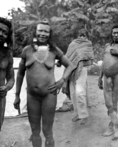 Huarikvinna och bredvid henne en man. Indianen i byxor är en chiquitano. Se - SMVK - 005628