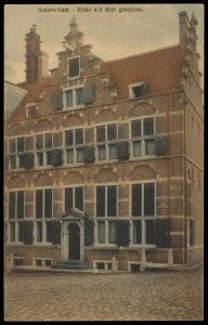Huis aan de drie grachten, Oudezijds Voorburgwal 249. Uitgave Brouwer & de Veer, Amsterdam, Afb PBKD00338000002
