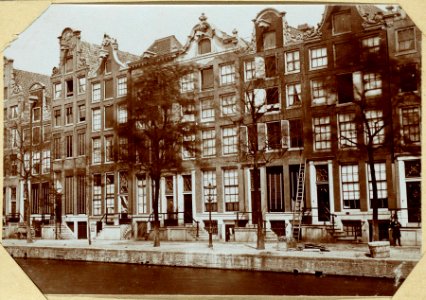 Huizen langs een gracht
