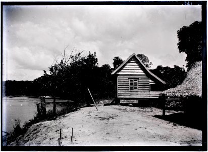 Huizen van Marrons met uitzicht op het stroomgebied van de Tapanahoni-rivier