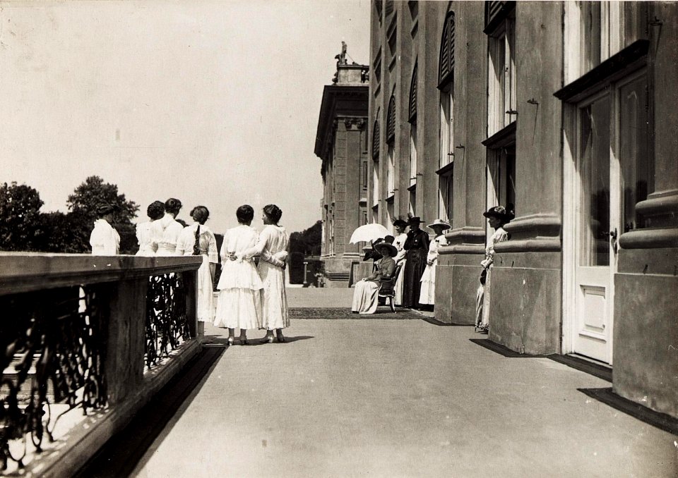 Huldigung der Katholischen Frauenorganisation für Niederösterreich vor Kaiser Karl I. und Kaiserin Zita in Schönbrunn am 17. Juni 1917 (BildID 15565899)