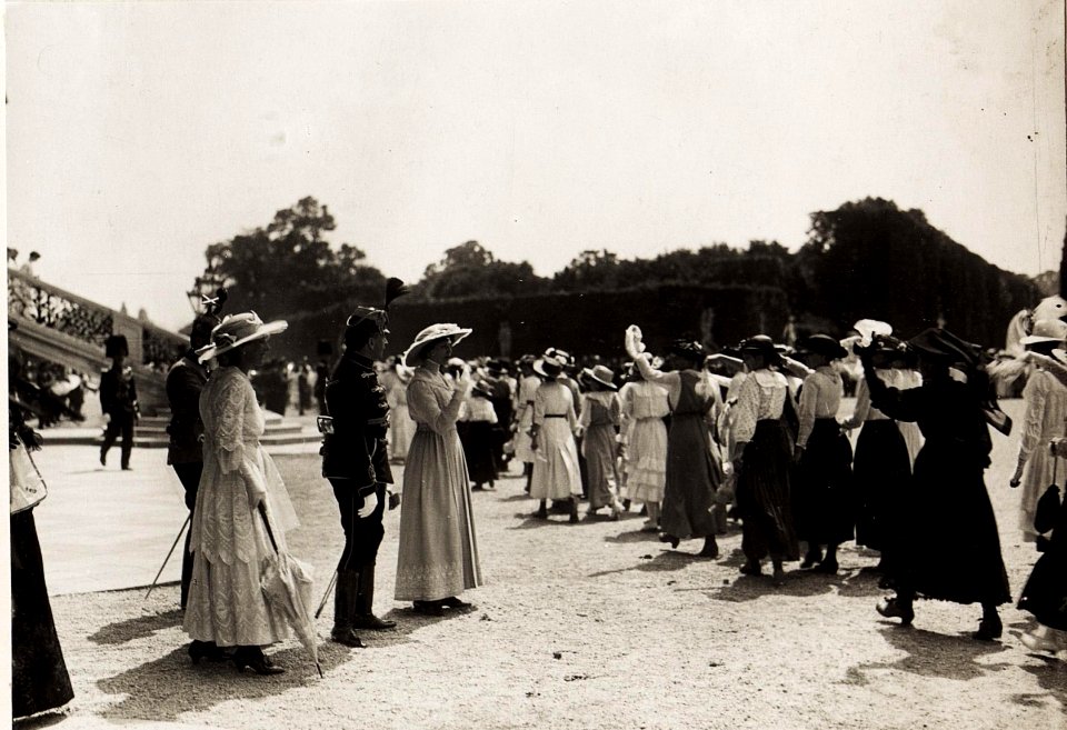 Huldigung der Katholischen Frauenorganisation für Niederösterreich vor Kaiser Karl I. und Kaiserin Zita in Schönbrunn am 17. Juni 1917 (BildID 15565927)