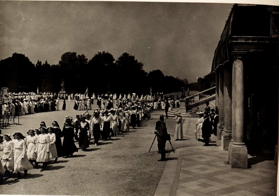 Huldigung der Katholischen Frauenorganisation für Niederösterreich vor Kaiser Karl I. und Kaiserin Zita in Schönbrunn am 17. Juni 1917 (BildID 15565955)
