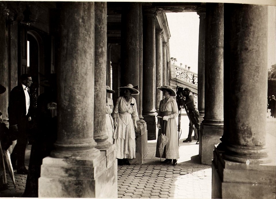 Huldigung der Katholischen Frauenorganisation für Niederösterreich vor Kaiser Karl I. und Kaiserin Zita in Schönbrunn am 17. Juni 1917 (BildID 15565913)