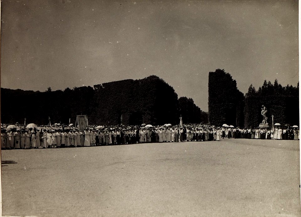 Huldigung der Katholischen Frauenorganisation für Niederösterreich vor Kaiser Karl I. und Kaiserin Zita in Schönbrunn am 17. Juni 1917 (BildID 15565990)