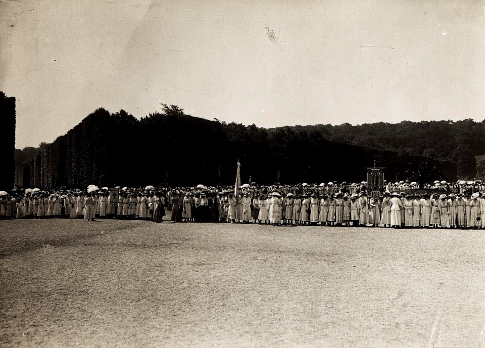 Huldigung der Katholischen Frauenorganisation für Niederösterreich vor Kaiser Karl I. und Kaiserin Zita in Schönbrunn am 17. Juni 1917 (BildID 15566018)