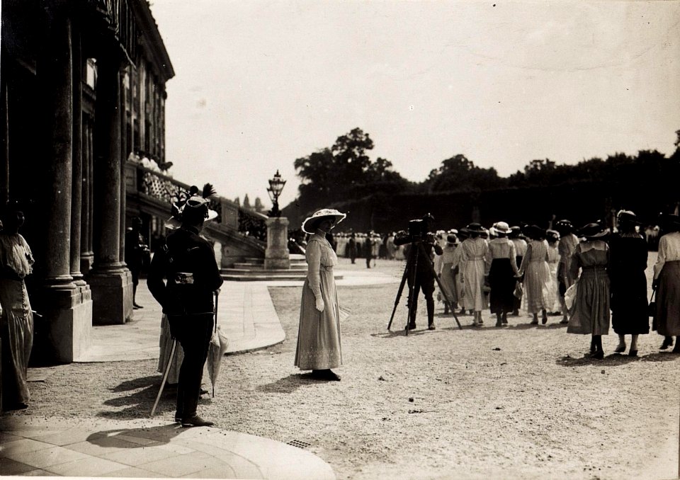 Huldigung der Katholischen Frauenorganisation für Niederösterreich vor Kaiser Karl I. und Kaiserin Zita in Schönbrunn am 17. Juni 1917 (BildID 15565969)