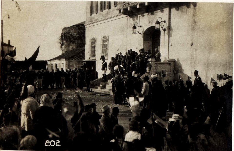 Huldigung der Schuljugend in Durazzo. (BildID 15571449)