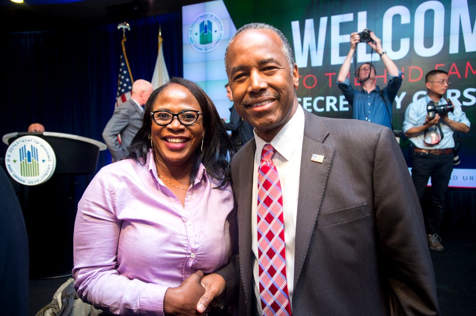 HUD Family Welcomes Secretary Carson (33138481302)