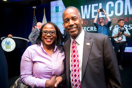 HUD Family Welcomes Secretary Carson (33138481302)