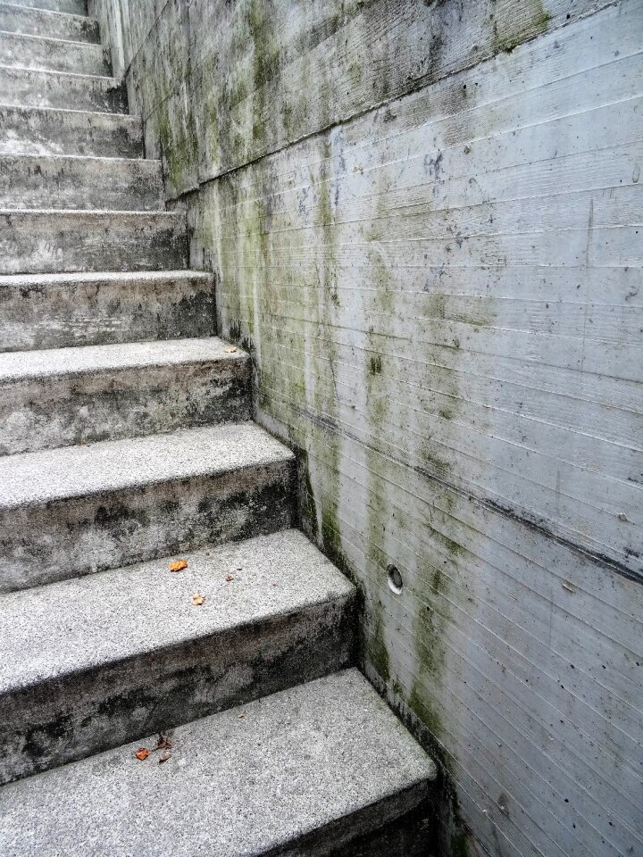 Railing upward concrete