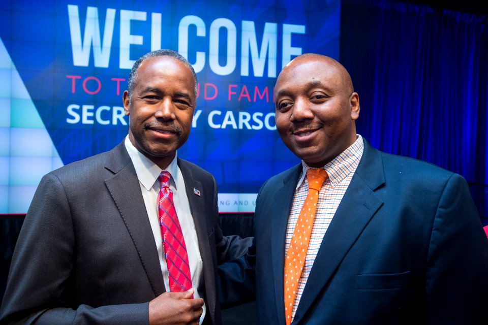 HUD Family Welcomes Secretary Carson (33293816215)