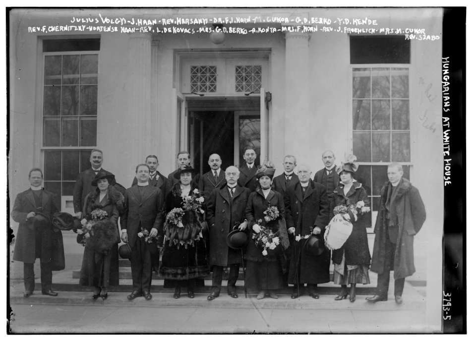 Hungarians at White House LCCN2014701245