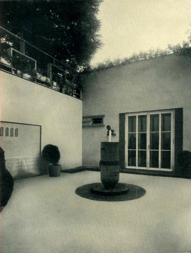 Hugo Schmölz (geb. 21. Januar 1879 in Sonthofen; gest. 27. April 1938 in Köln), Düsseldorf, Breidenbacher Hof, der Hof