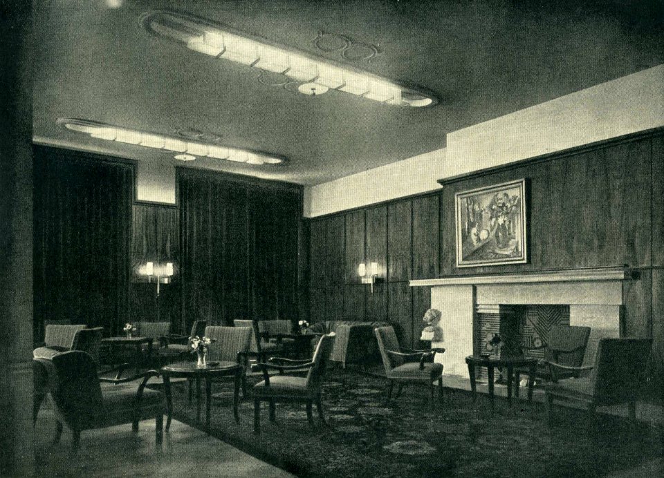 Hugo Schmölz (geb. 21. Januar 1879 in Sonthofen; gest. 27. April 1938 in Köln), Düsseldorf, Breidenbacher Hof, die große Halle bei künstlichem Licht