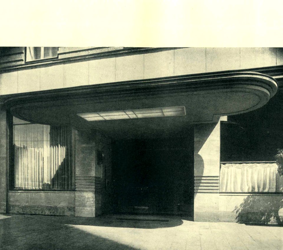Hugo Schmölz (geb. 21. Januar 1879 in Sonthofen; gest. 27. April 1938 in Köln), Düsseldorf, Breidenbacher Hof, eine andere Aufnahme des überdachten Einganges