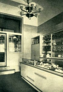 Hugo Schmölz (geb. 21. Januar 1879 in Sonthofen; gest. 27. April 1938 in Köln), Düsseldorf, Breidenbacher Hof, im Konfitürenladen