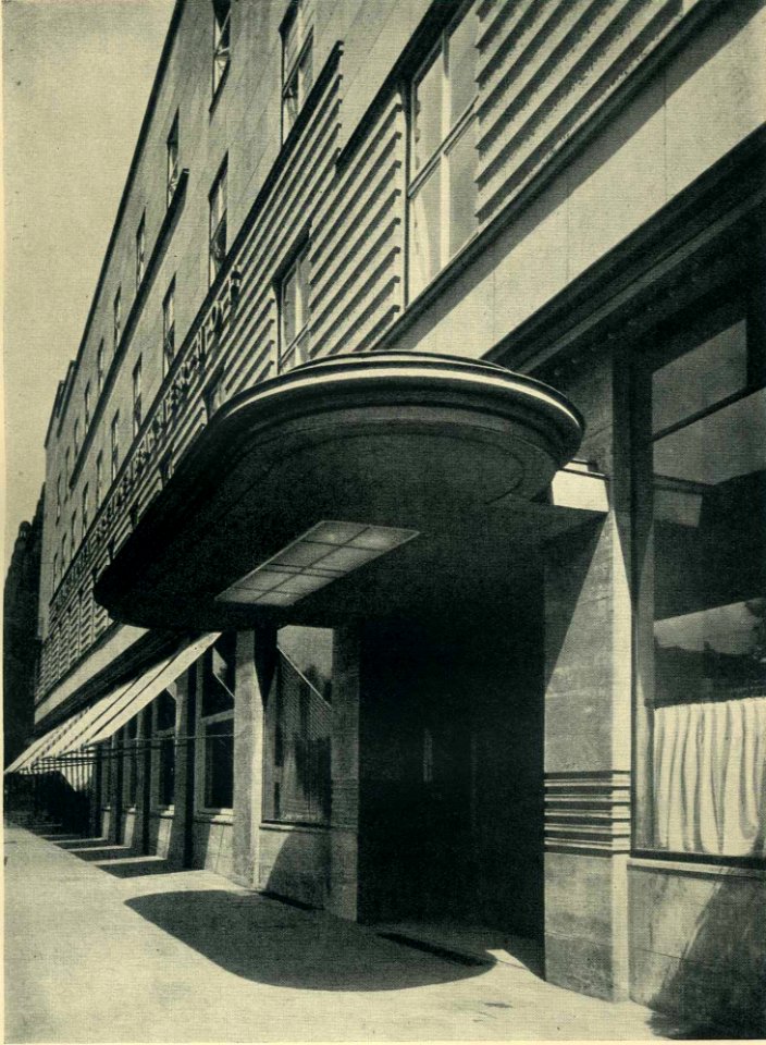 Hugo Schmölz (geb. 21. Januar 1879 in Sonthofen; gest. 27. April 1938 in Köln), Düsseldorf, Breidenbacher Hof, überdachter Eingang zum Gebäude auf dem Hindenburg-Wall