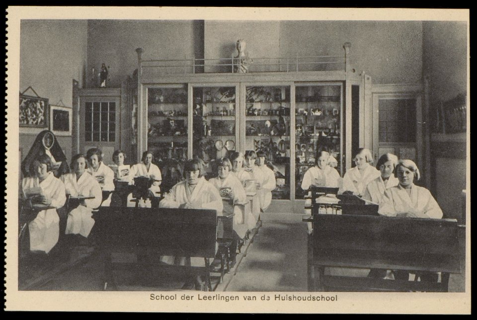 Huishoudschoolklas van het rooms katholieke Maagdenhuis Spui 21. Uitgave Brinio, Rotterdam, Afb PBKD00354000021