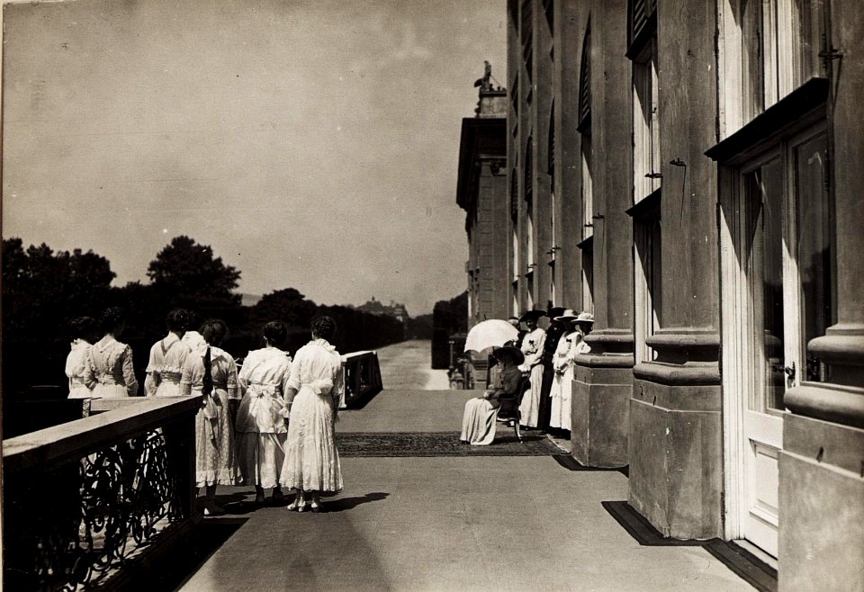 Huldigung der Katholischen Frauenorganisation für Niederösterreich vor Kaiser Karl I. und Kaiserin Zita in Schönbrunn am 17. Juni 1917 (BildID 15565892)