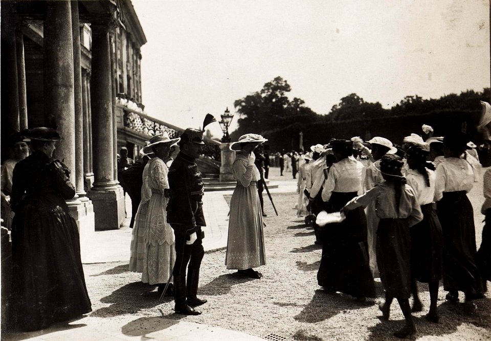 Huldigung der Katholischen Frauenorganisation für Niederösterreich vor Kaiser Karl I. und Kaiserin Zita in Schönbrunn am 17. Juni 1917 (BildID 15565920)