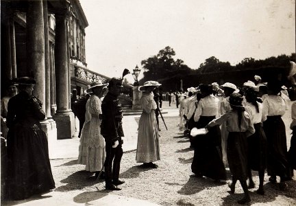 Huldigung der Katholischen Frauenorganisation für Niederösterreich vor Kaiser Karl I. und Kaiserin Zita in Schönbrunn am 17. Juni 1917 (BildID 15565920)