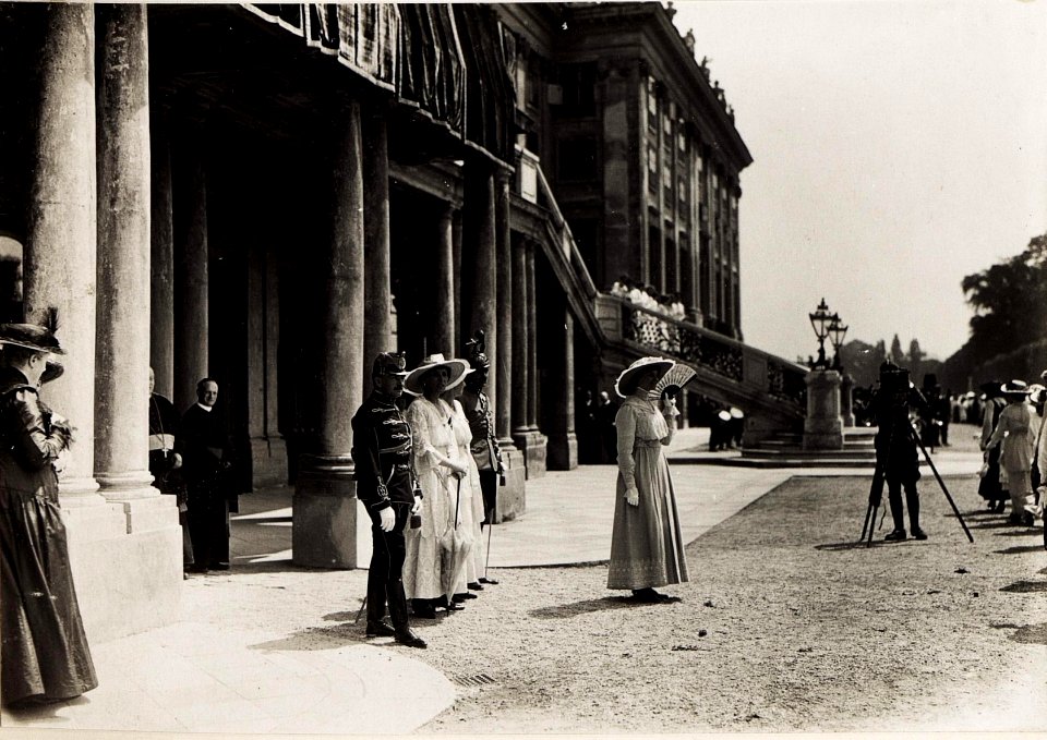 Huldigung der Katholischen Frauenorganisation für Niederösterreich vor Kaiser Karl I. und Kaiserin Zita in Schönbrunn am 17. Juni 1917 (BildID 15565948)