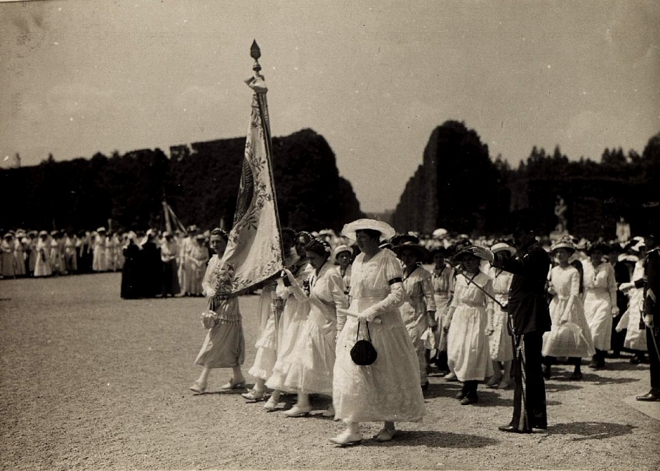 Huldigung der Katholischen Frauenorganisation für Niederösterreich vor Kaiser Karl I. und Kaiserin Zita in Schönbrunn am 17. Juni 1917 (BildID 15565976)