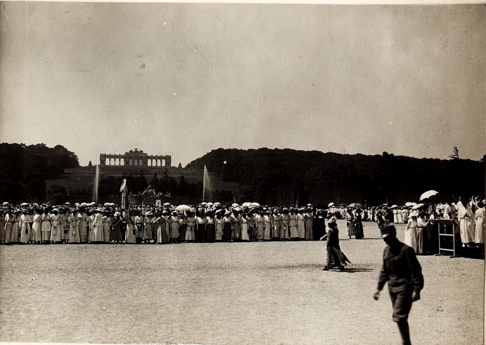 Huldigung der Katholischen Frauenorganisation für Niederösterreich vor Kaiser Karl I. und Kaiserin Zita in Schönbrunn am 17. Juni 1917 (BildID 15566011)