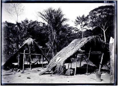 Hutten van Surinaamse indianen bij Tan, Suriname