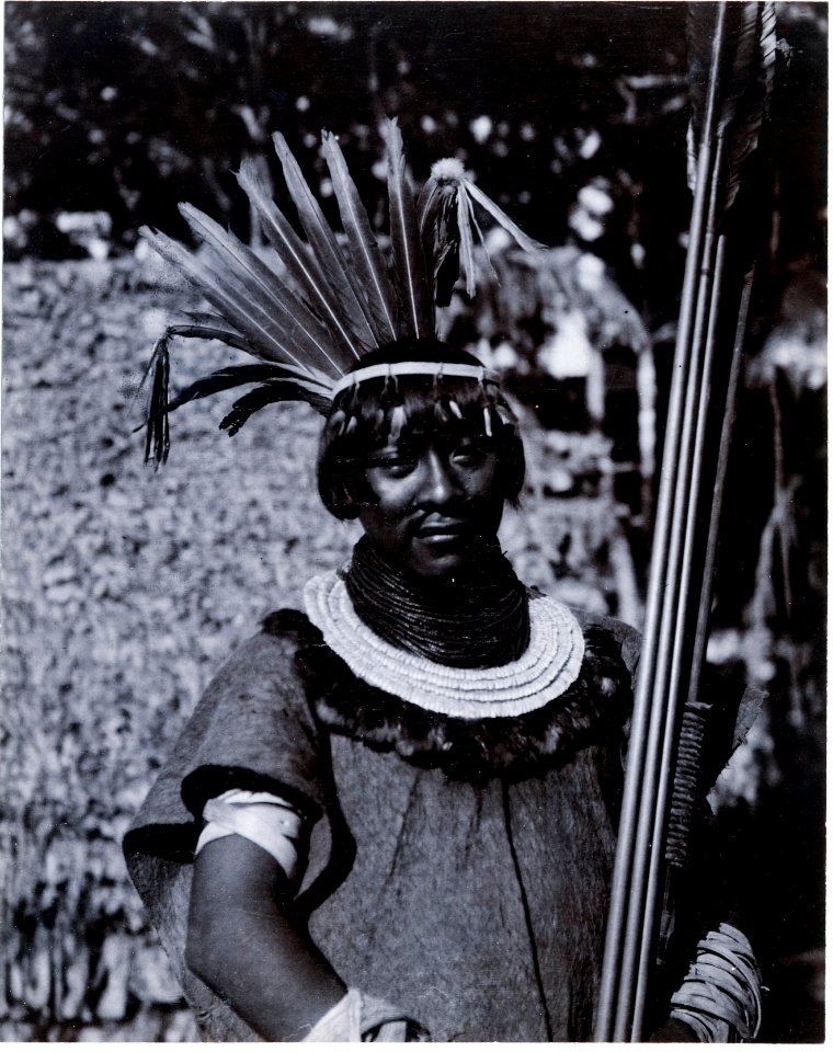 Huvudbonader med fjädrar, arm band, Chacobo; manstyp. Gran Chaco. Bolivia - SMVK - 0072.0065
