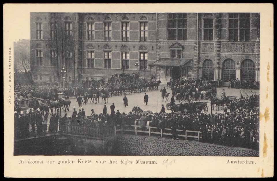 Huwelijk koningin Wilhelmina en Prins Hendrik. Aankomst Gouden Koets voor het Rijksmuseum. Uitgave N.J. Boon Amsterdam, Afb PBKD00458000009