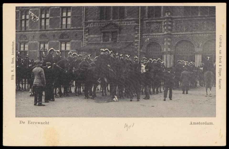 Huwelijk koningin Wilhelmina en Prins Hendrik. De Erewacht bij het Rijksmuseum. Uitgave N.J. Boon Amsterdam