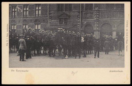 Huwelijk koningin Wilhelmina en Prins Hendrik. De Erewacht bij het Rijksmuseum. Uitgave N.J. Boon Amsterdam