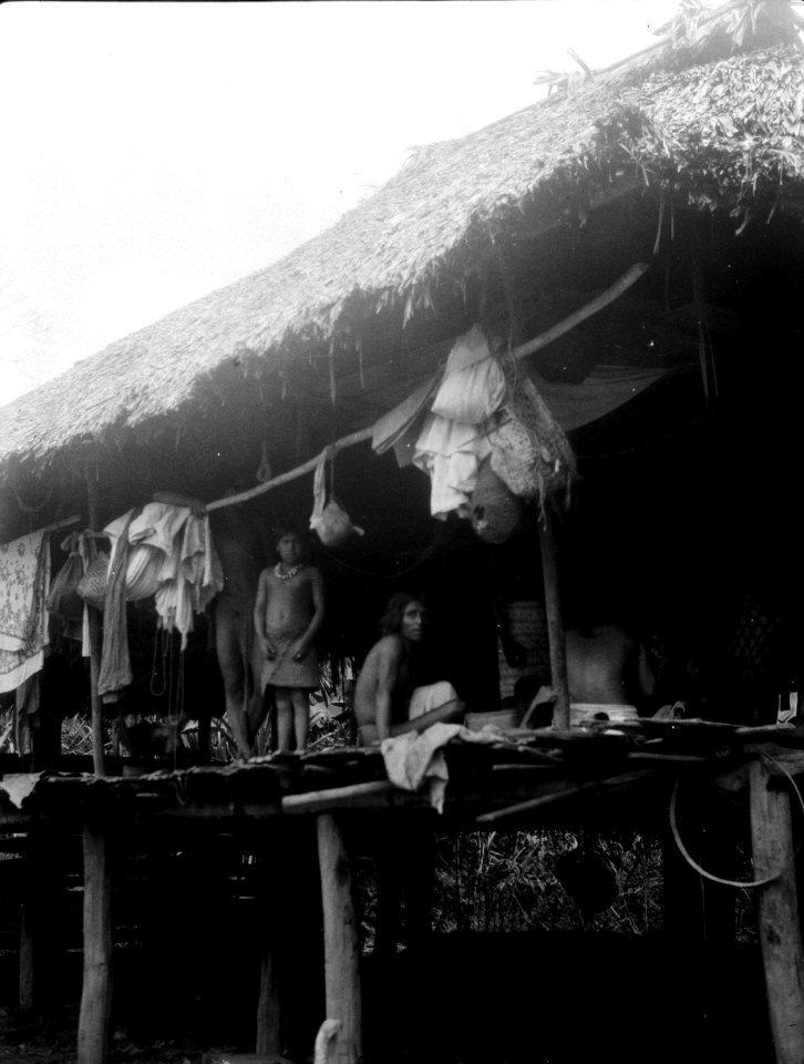Hydda med invånare. Rio Sambú, Darién, Panamá. Etnisk grupp, Emperá-Chocó. Rio Sambu. Panama - SMVK - 003970