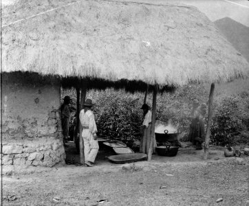 Hydda med quichua-indianer. Moxos Province. Bolivia - SMVK - 002337