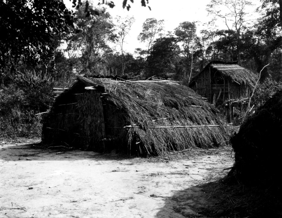 Hydda. I bakgrunden majslada av chanéindiansk typ. Gran Chaco. Argentina - SMVK - 004890