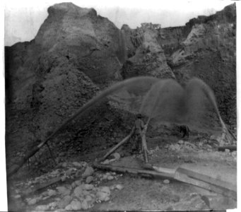 Hydraulic mining - behind the pipes LCCN2002719097