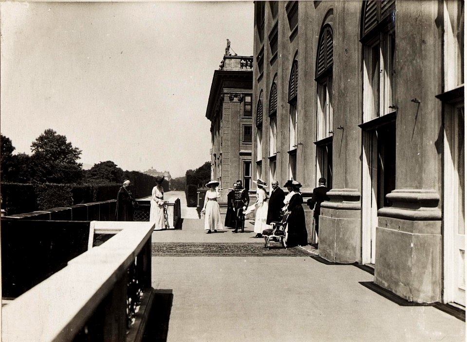 Huldigung der Katholischen Frauenorganisation für Niederösterreich vor Kaiser Karl I. und Kaiserin Zita in Schönbrunn am 17. Juni 1917 (BildID 15565906)