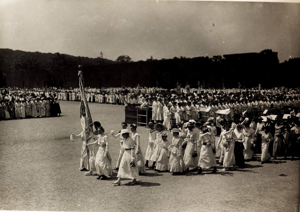 Huldigung der Katholischen Frauenorganisation für Niederösterreich vor Kaiser Karl I. und Kaiserin Zita in Schönbrunn am 17. Juni 1917 (BildID 15565962)