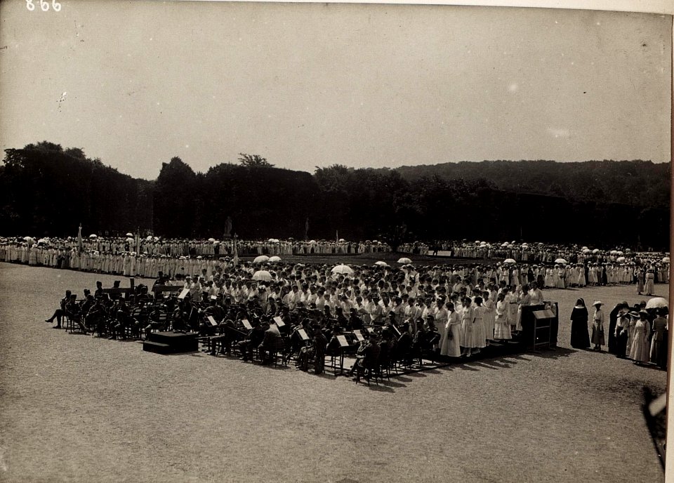 Huldigung der Katholischen Frauenorganisation für Niederösterreich vor Kaiser Karl I. und Kaiserin Zita in Schönbrunn am 17. Juni 1917 (BildID 15565997)